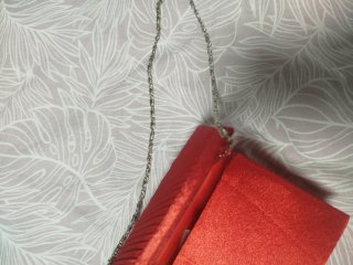Bolso de mano rojo plisado