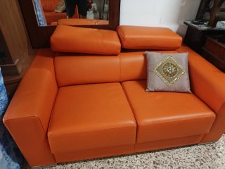 Sofá de piel naranja