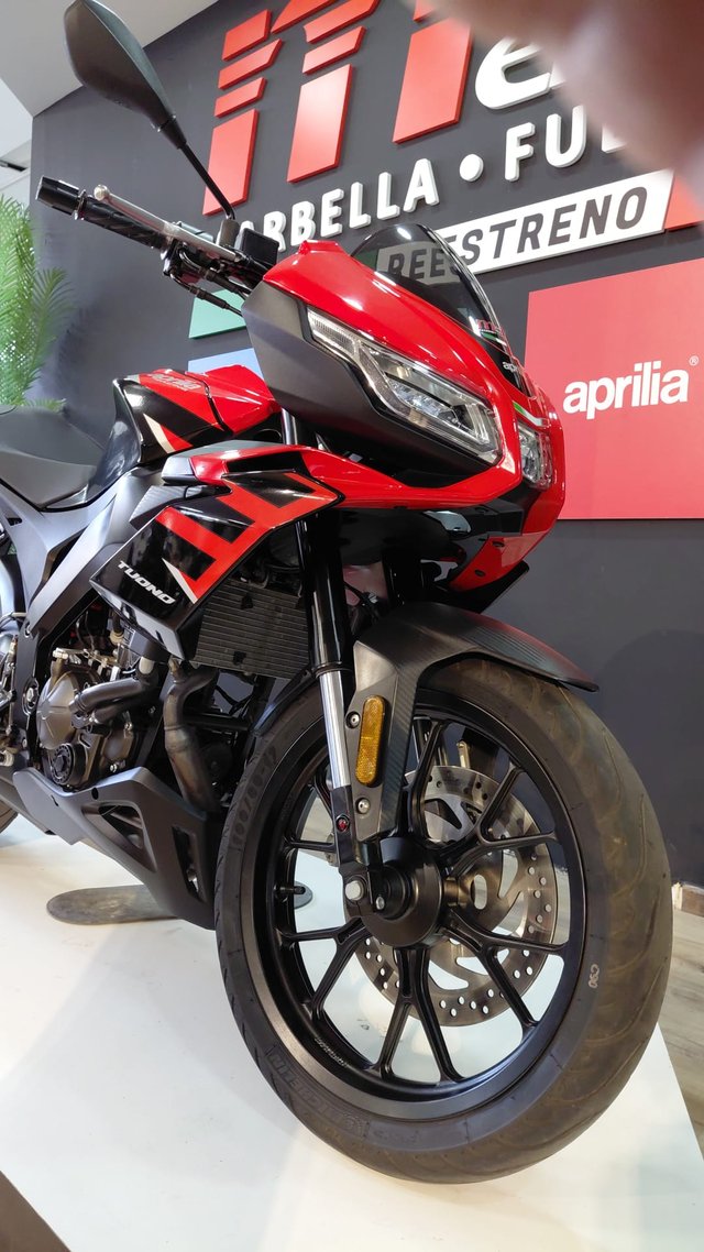 Aprilia Tuono 125 Negra/Roja