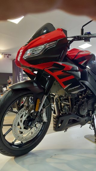 Aprilia Tuono 125 Negra/Roja