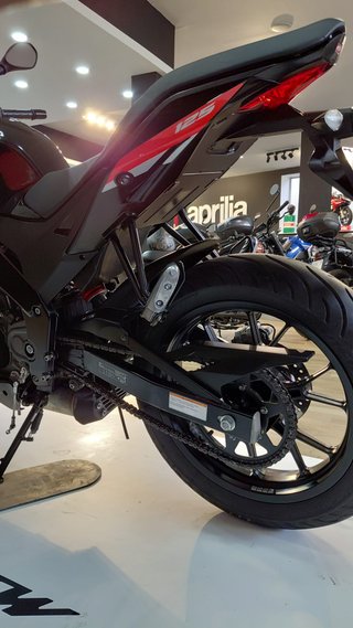 Aprilia Tuono 125 Negra/Roja