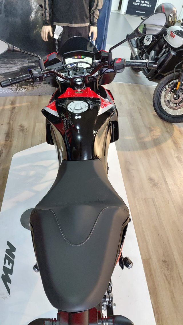 Aprilia Tuono 125 Negra/Roja