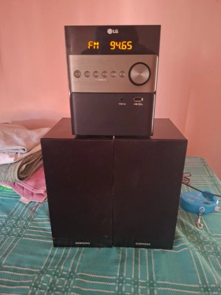 Radio CD LG con altavoces Samsung