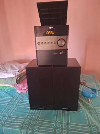 Radio CD LG con altavoces Samsung