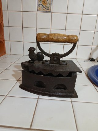 Plancha de carbón antigua con gallo decorativo