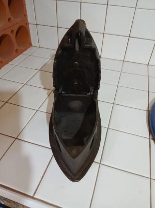 Plancha de carbón antigua con gallo decorativo