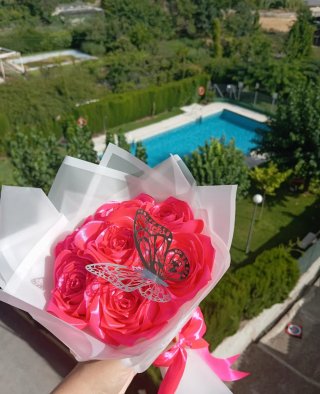 Flores de satén rosa con mariposa