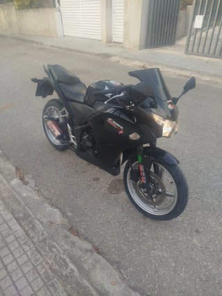 Honda CBR 250R Negra