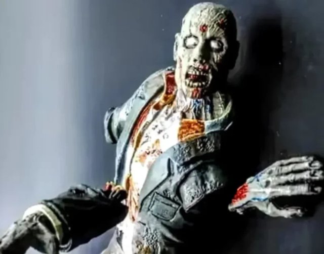 FIGURA NECA "ZOMBIE CON PERRO.RESIDENT EVIL".