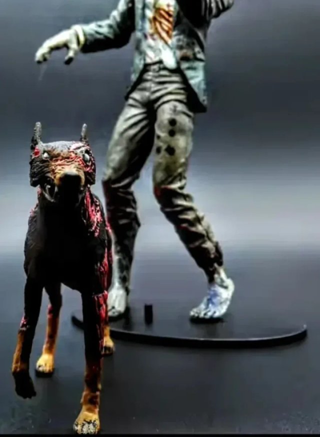 FIGURA NECA "ZOMBIE CON PERRO.RESIDENT EVIL".