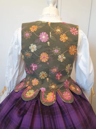 Corpiño regional bordado flores