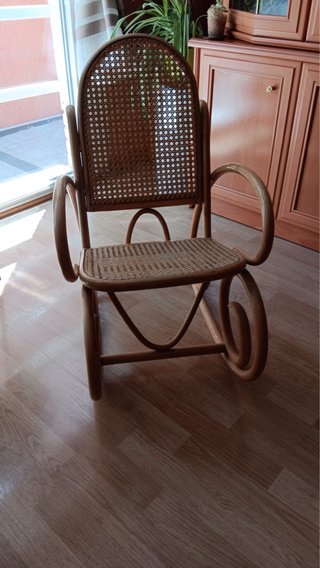 Dolce culla per bambini in vimini e legno
