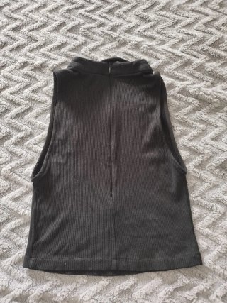 Top camiseta cut out talla M Zara