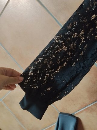 Blusa negra con mangas de encaje