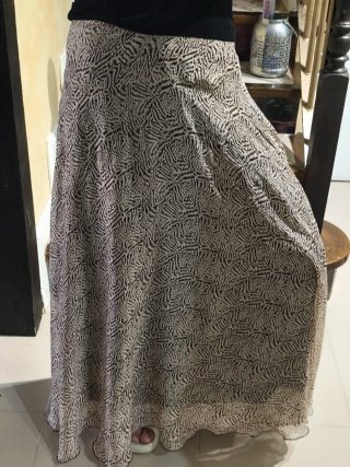 Falda larga estampada beige y negra