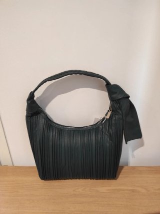 Bolso de piel Les Copines verde plisado