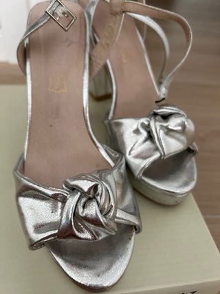 Zapatos de tacón plateados con lazo
