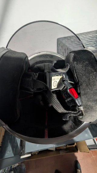 Dos cascos de moto SHIRO y SHAD