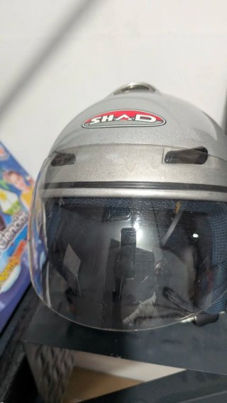 Dos cascos de moto SHIRO y SHAD