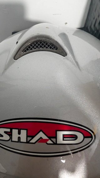 Dos cascos de moto SHIRO y SHAD