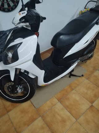 Moto Scooter SYM Blanca y Negra