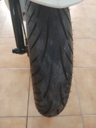 Moto Scooter SYM Blanca y Negra