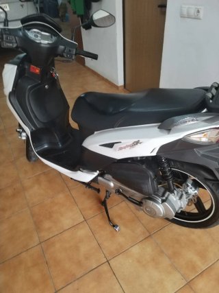 Moto Scooter SYM Blanca y Negra