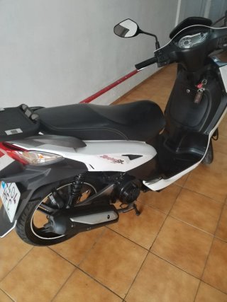 Moto Scooter SYM Blanca y Negra