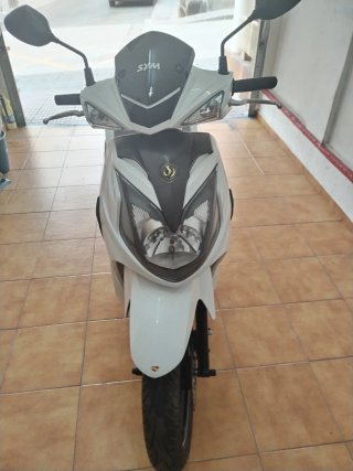 Moto Scooter SYM Blanca y Negra