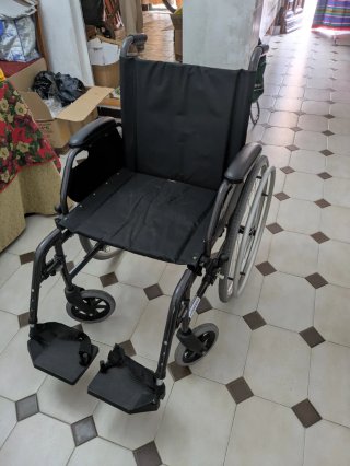 Silla de ruedas grande nueva