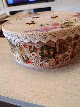 Caja metálica decorada a mano