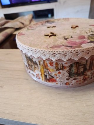 Caja metálica decorada a mano