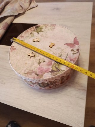 Caja metálica decorada a mano
