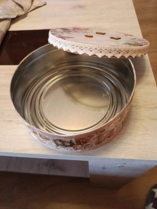 Caja metálica decorada a mano