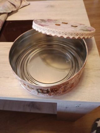 Caja metálica decorada a mano