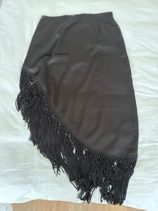 Falda Zara negra asimétrica flecos T.L