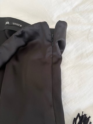 Falda Zara negra asimétrica flecos T.L