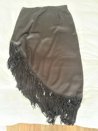 Falda Zara negra asimétrica flecos T.L
