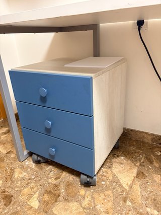 Escritorio blanco con cajonera azul