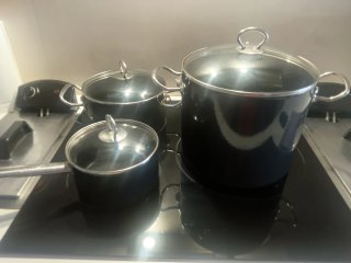 Juego de 2 ollas y cazo con tapas