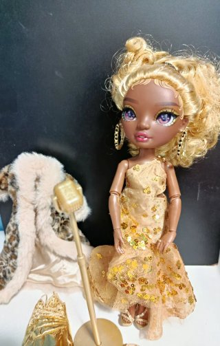 Muñeca Rainbow High Melane Luxe con accesorios.