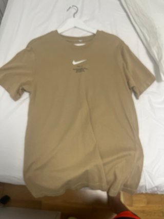Camiseta Nike Swoosh By Nike Marrón