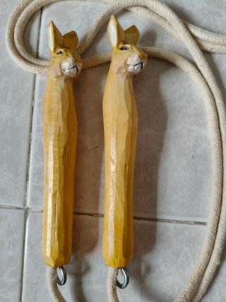 Comba de madera con asas de animales