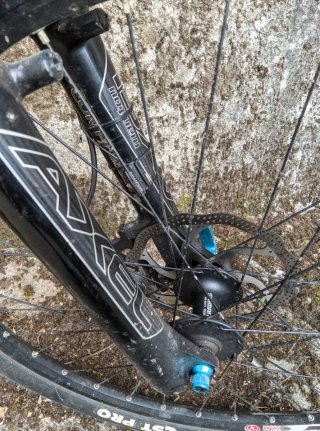 Bicicleta gama media doble.