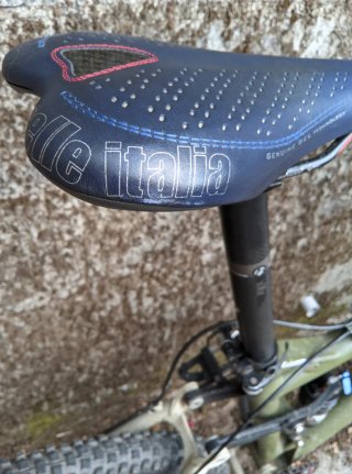 Bicicleta gama media doble.