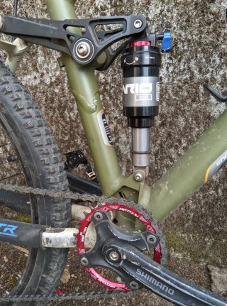 Bicicleta gama media doble.