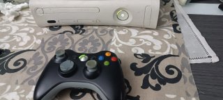Xbox 360 con 2 mandos y cables