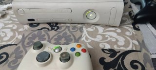 Xbox 360 con 2 mandos y cables