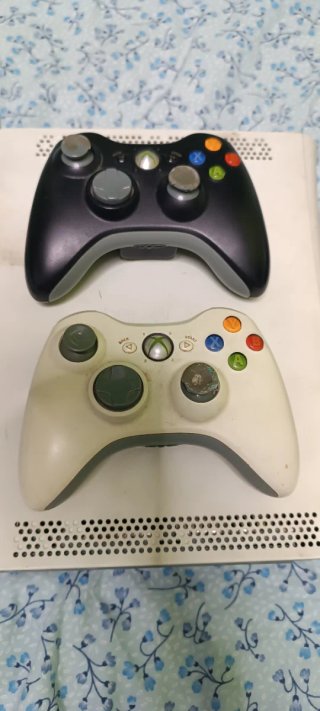 Xbox 360 con 2 mandos y cables