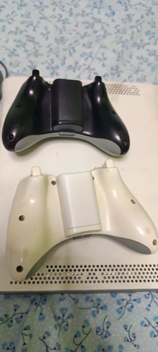 Xbox 360 con 2 mandos y cables